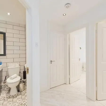 Water View Modern 2 Bedroom In City Centre Cha635 * Dublin
