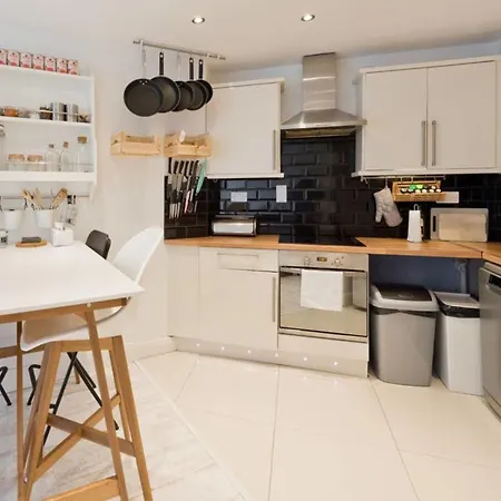 Water View Modern 2 Bedroom In City Centre Cha635 Apartment Dublin