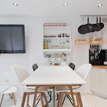 Apartment Water View Modern 2 Bedroom In City Centre Cha635